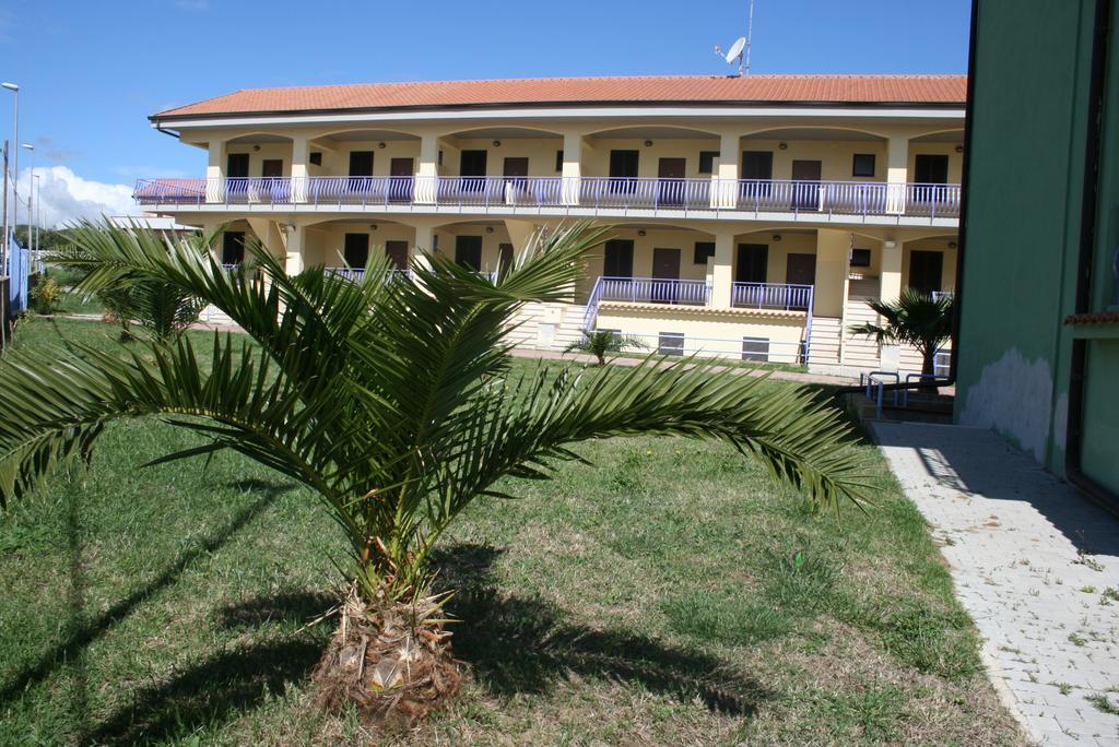 Baia Dei Canonici Aparthotel Villaggio Le Rocelle Exterior foto