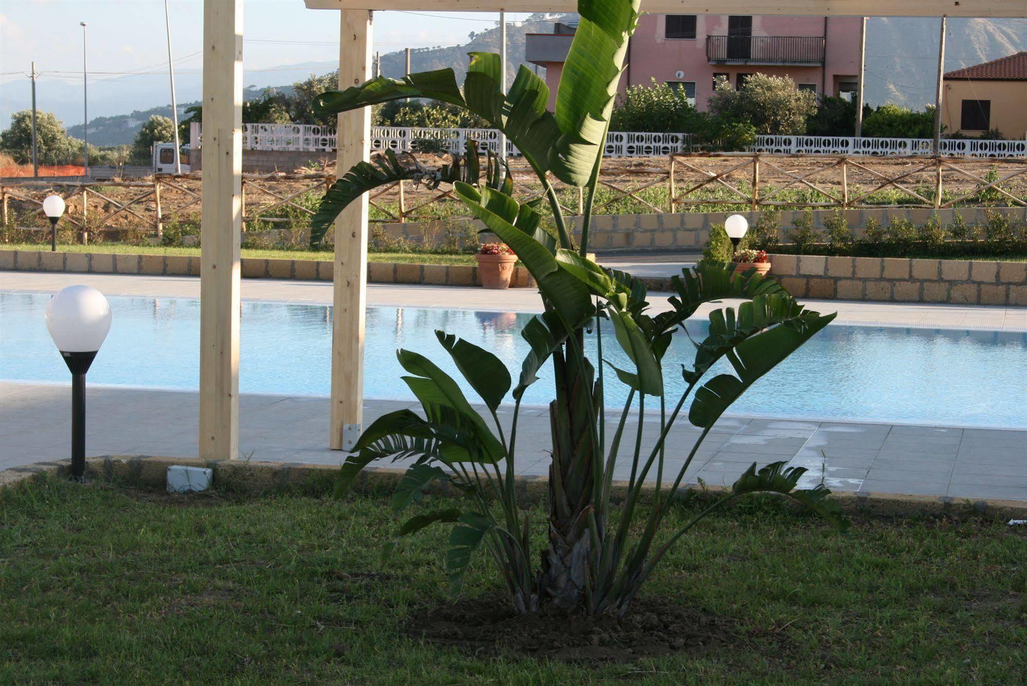 Baia Dei Canonici Aparthotel Villaggio Le Rocelle Exterior foto